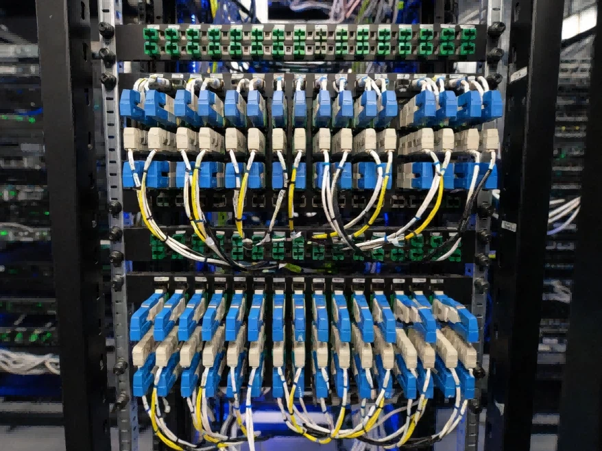Data center fiber optic cabling infrastructure showing MPO and LC patch panels for 400G QSFP-DD and 100G QSFP28 transceiver deployments
