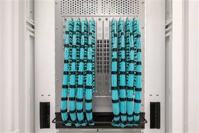Hoch-Belastbares, gepanzertes Glasfaser-Patchkabel LC/APC zu SC/APC, 5 m für sichere Rack-Verbindung